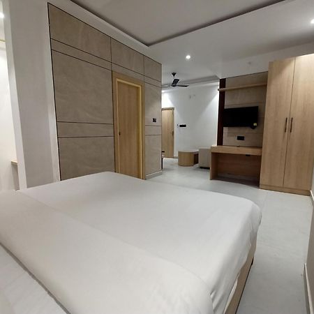 Hotel Global Inn -1 Km From Railway Station - Lift Food And Free Parking Λάκναου Εξωτερικό φωτογραφία