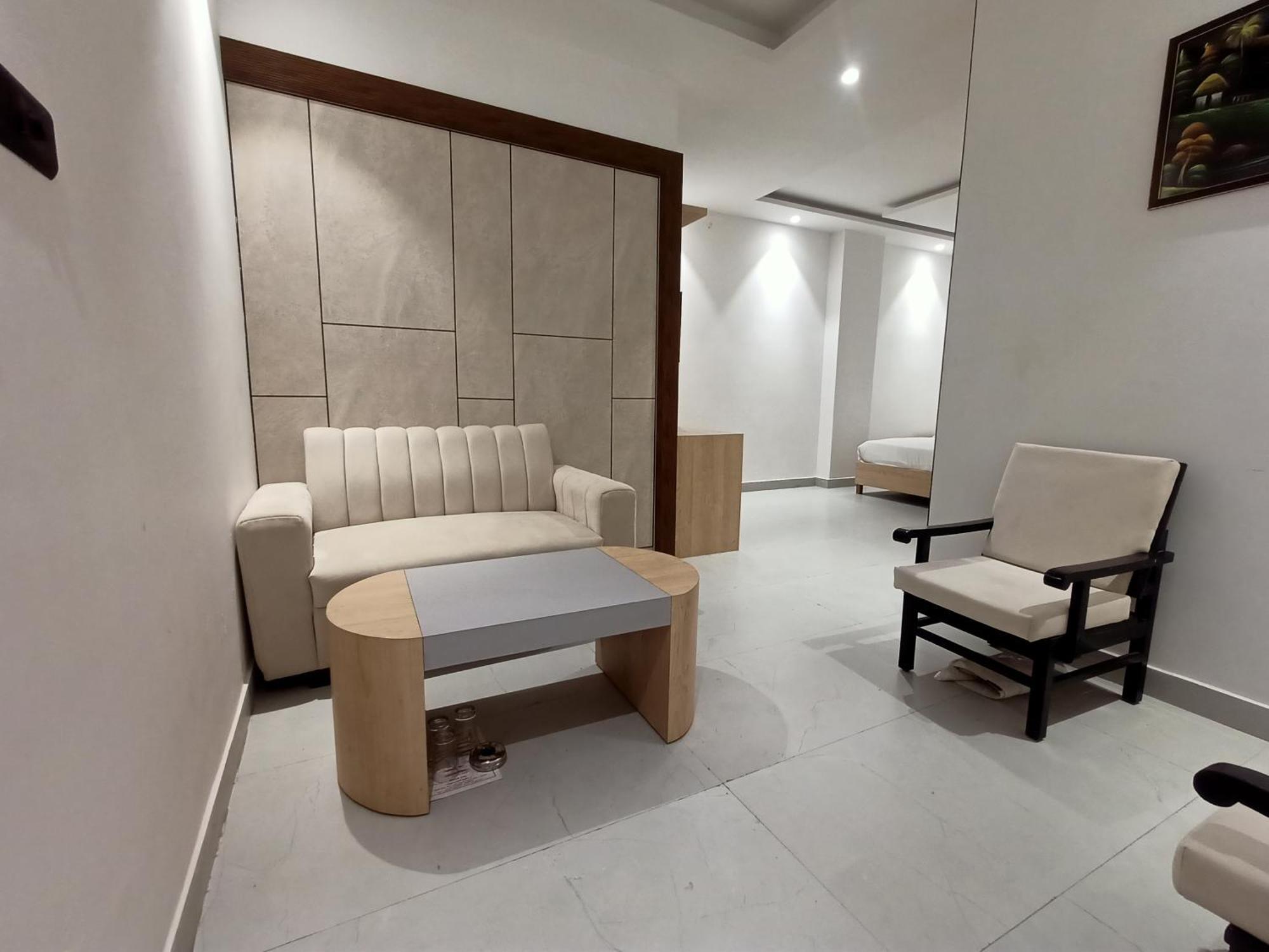 Hotel Global Inn -1 Km From Railway Station - Lift Food And Free Parking Λάκναου Εξωτερικό φωτογραφία