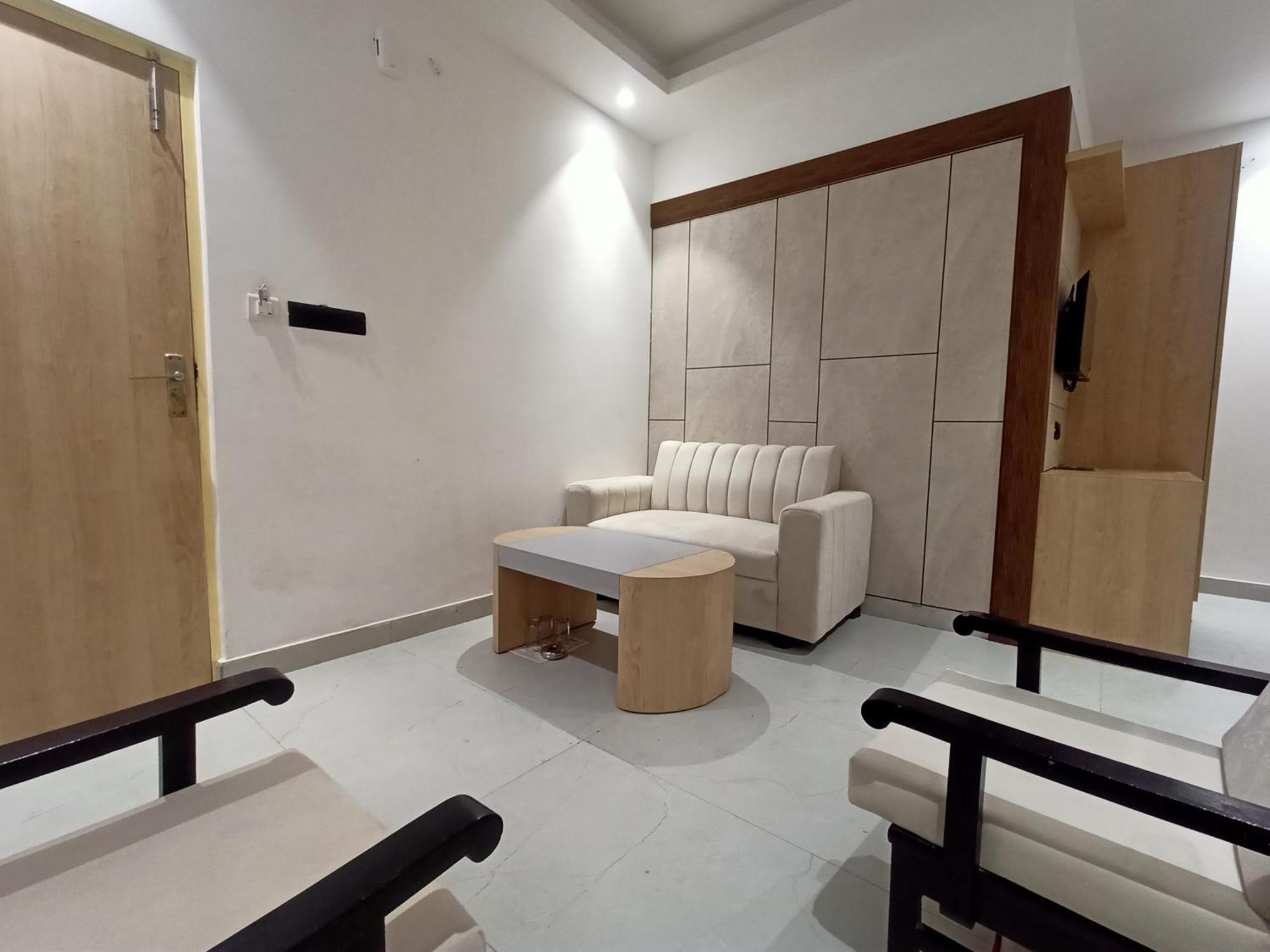 Hotel Global Inn -1 Km From Railway Station - Lift Food And Free Parking Λάκναου Εξωτερικό φωτογραφία
