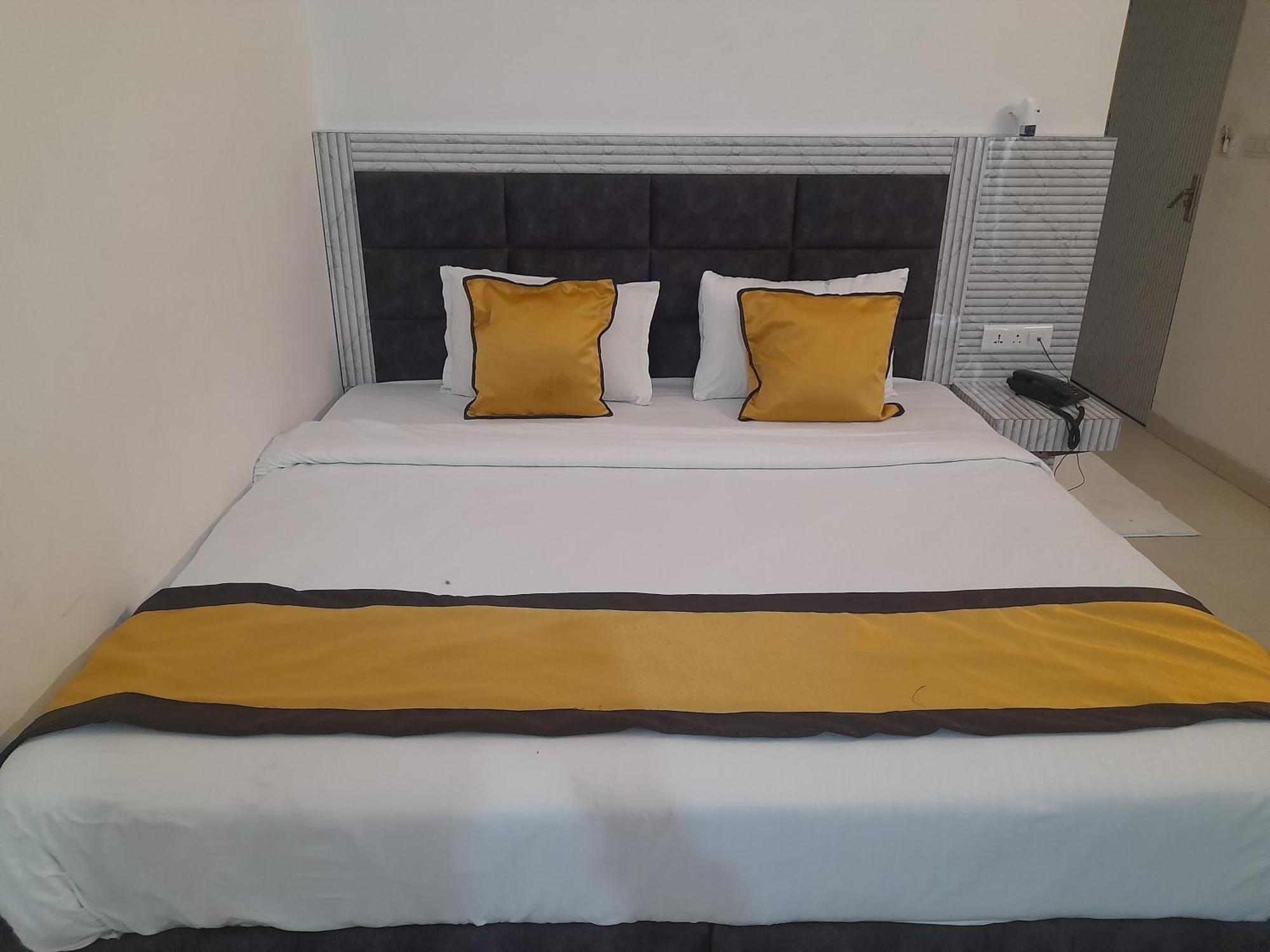 Hotel Global Inn -1 Km From Railway Station - Lift Food And Free Parking Λάκναου Εξωτερικό φωτογραφία
