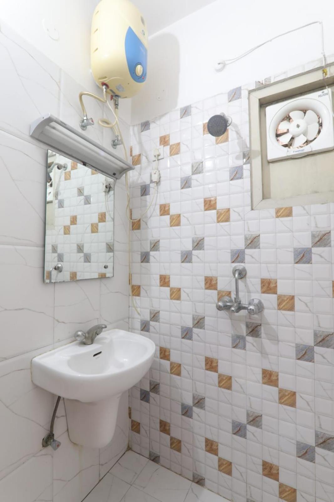 Hotel Global Inn -1 Km From Railway Station - Lift Food And Free Parking Λάκναου Εξωτερικό φωτογραφία