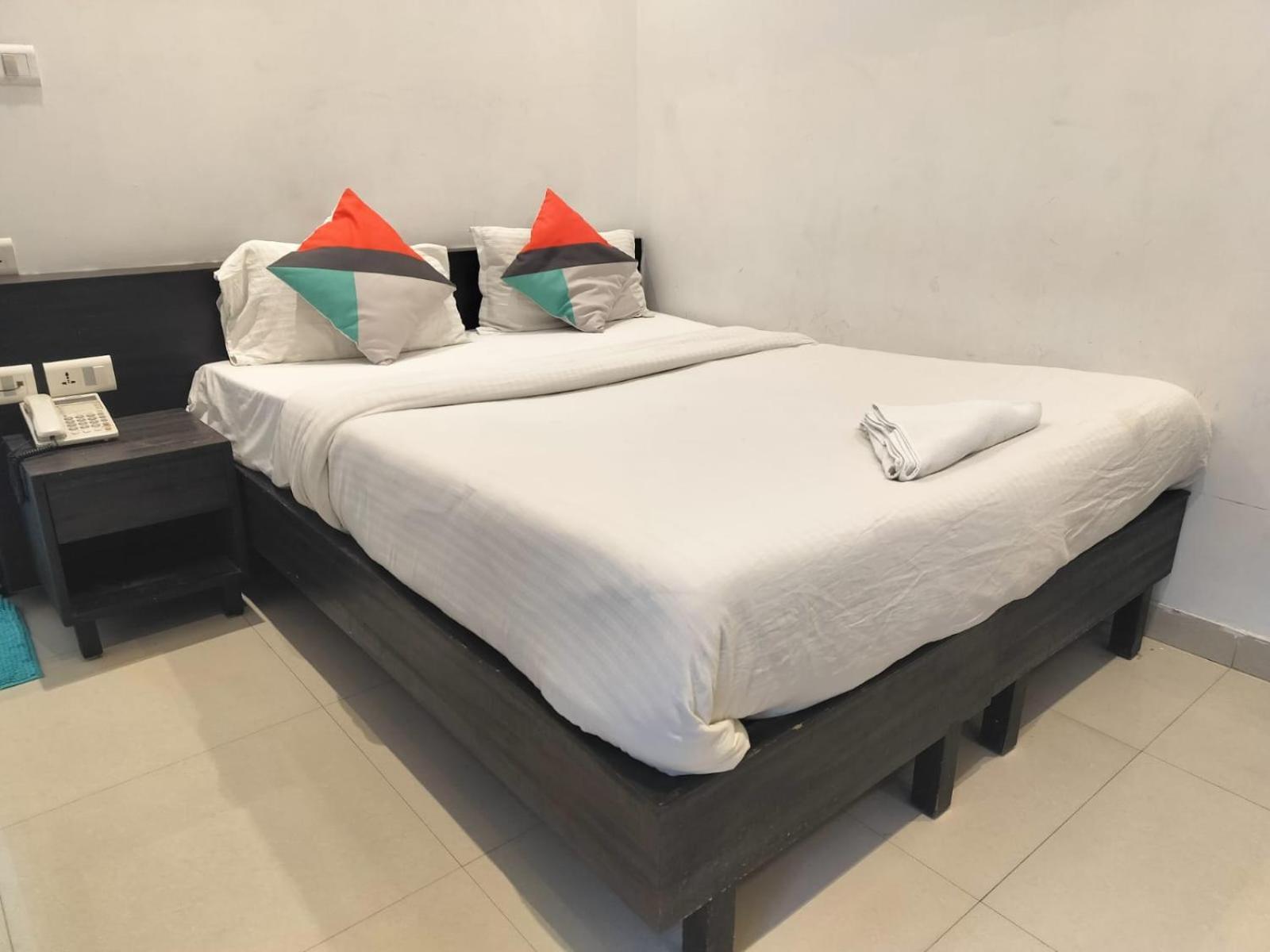 Hotel Global Inn -1 Km From Railway Station - Lift Food And Free Parking Λάκναου Δωμάτιο φωτογραφία