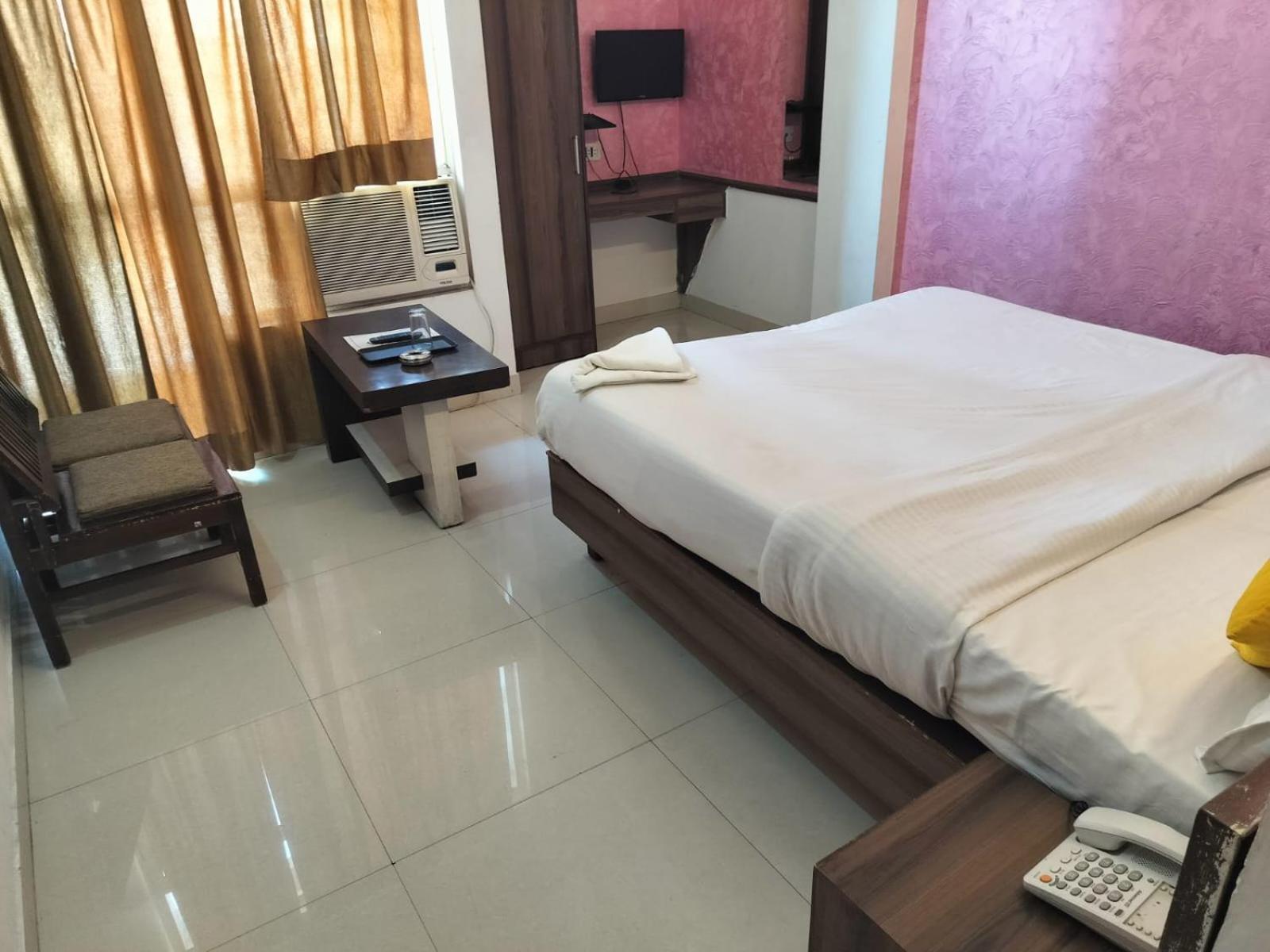 Hotel Global Inn -1 Km From Railway Station - Lift Food And Free Parking Λάκναου Δωμάτιο φωτογραφία