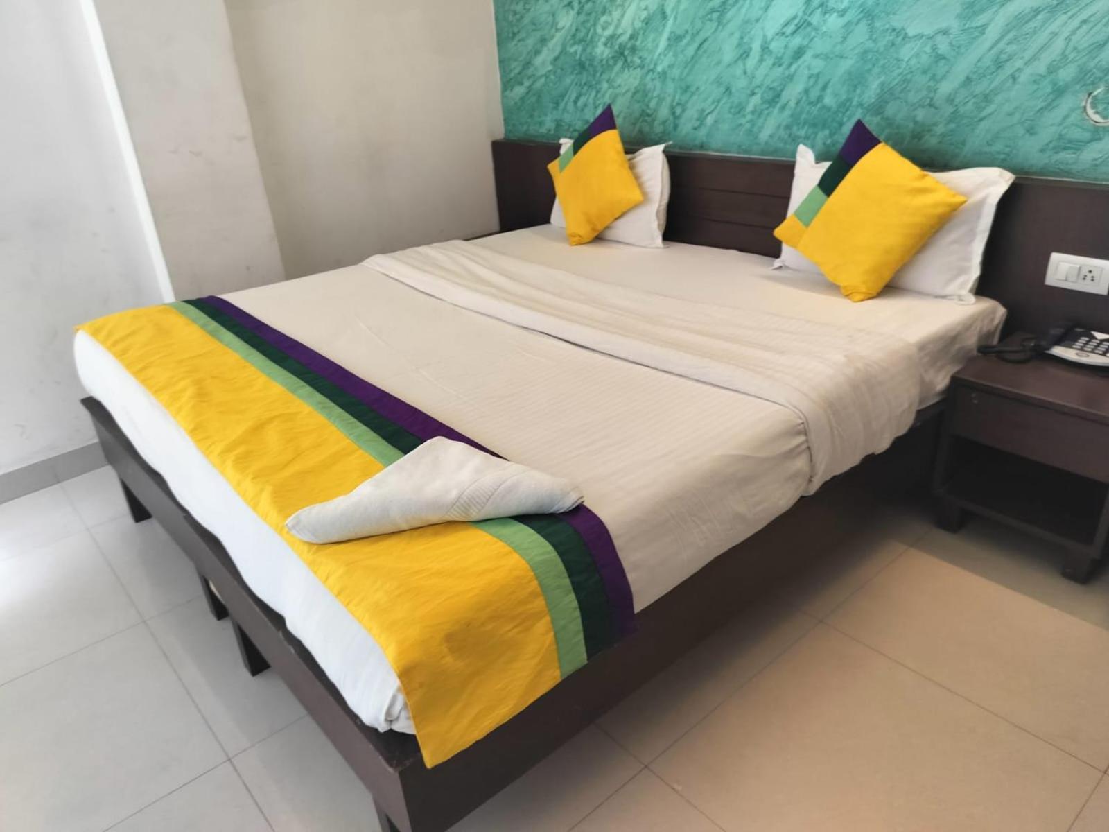 Hotel Global Inn -1 Km From Railway Station - Lift Food And Free Parking Λάκναου Δωμάτιο φωτογραφία