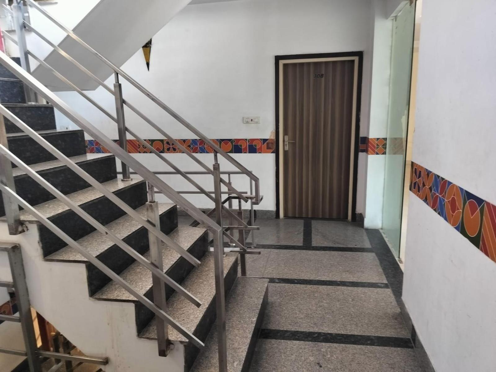 Hotel Global Inn -1 Km From Railway Station - Lift Food And Free Parking Λάκναου Εξωτερικό φωτογραφία